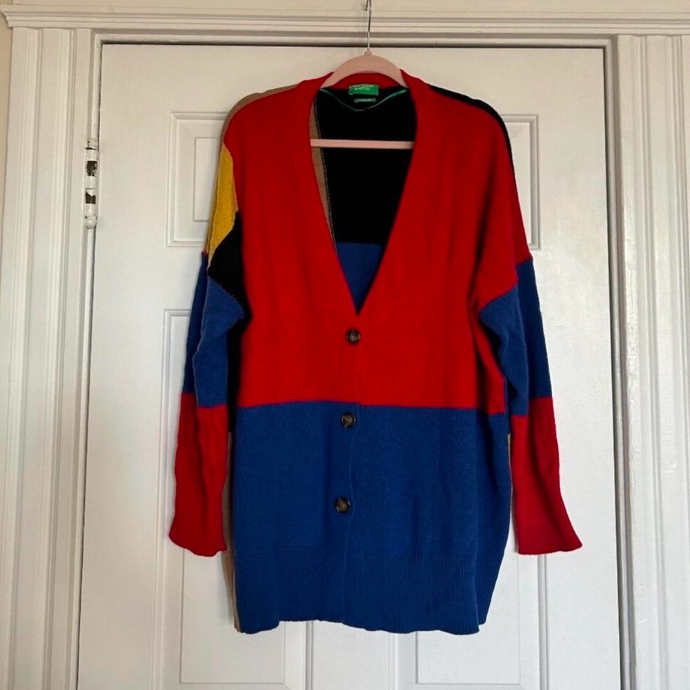 •••UNITED COLORS OF BENETTON•••
Colorblock Cardigan. Trendy and Timeless